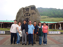 公司员工在韩国济州岛度假.jpg